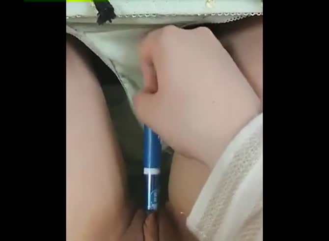 Video :Horny bitch inserting a blue pen in her pussy